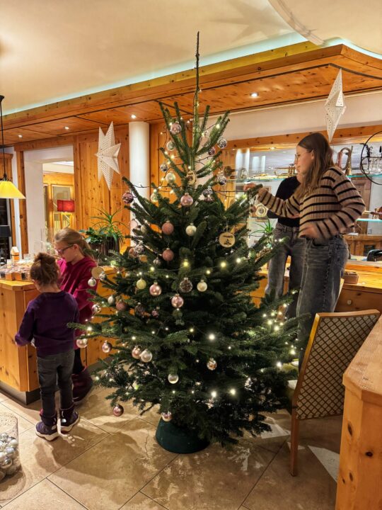 Christbaum schmücken Mädels